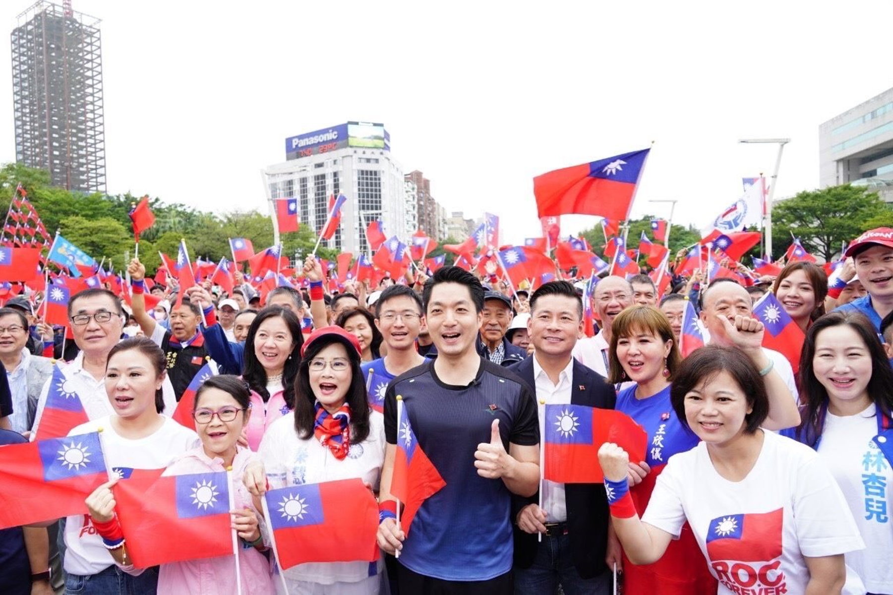 上任後首場雙十國慶升旗 蔣萬安帶三寶出席路跑