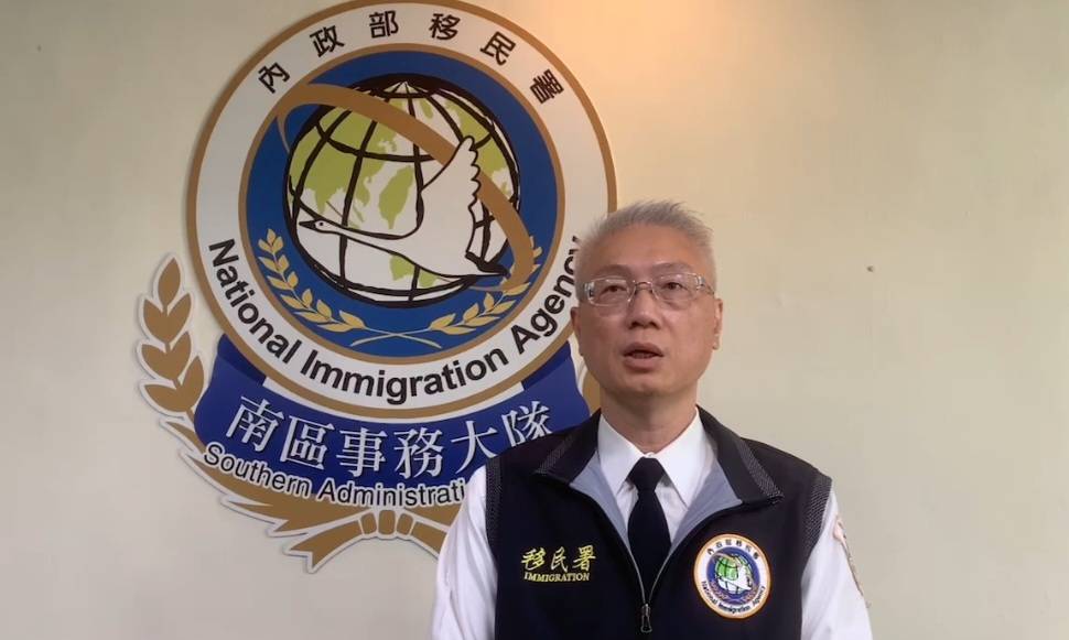 移民署高雄專勤隊查獲校門外張貼婚媒廣告 違反跨國婚姻媒合