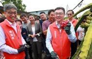 卓榮泰訪視紅龍果外銷供果園 與果農話家常品好果