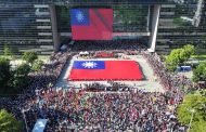 全國最大國旗台中震撼登場 2萬人齊聚府前廣場慶雙十
