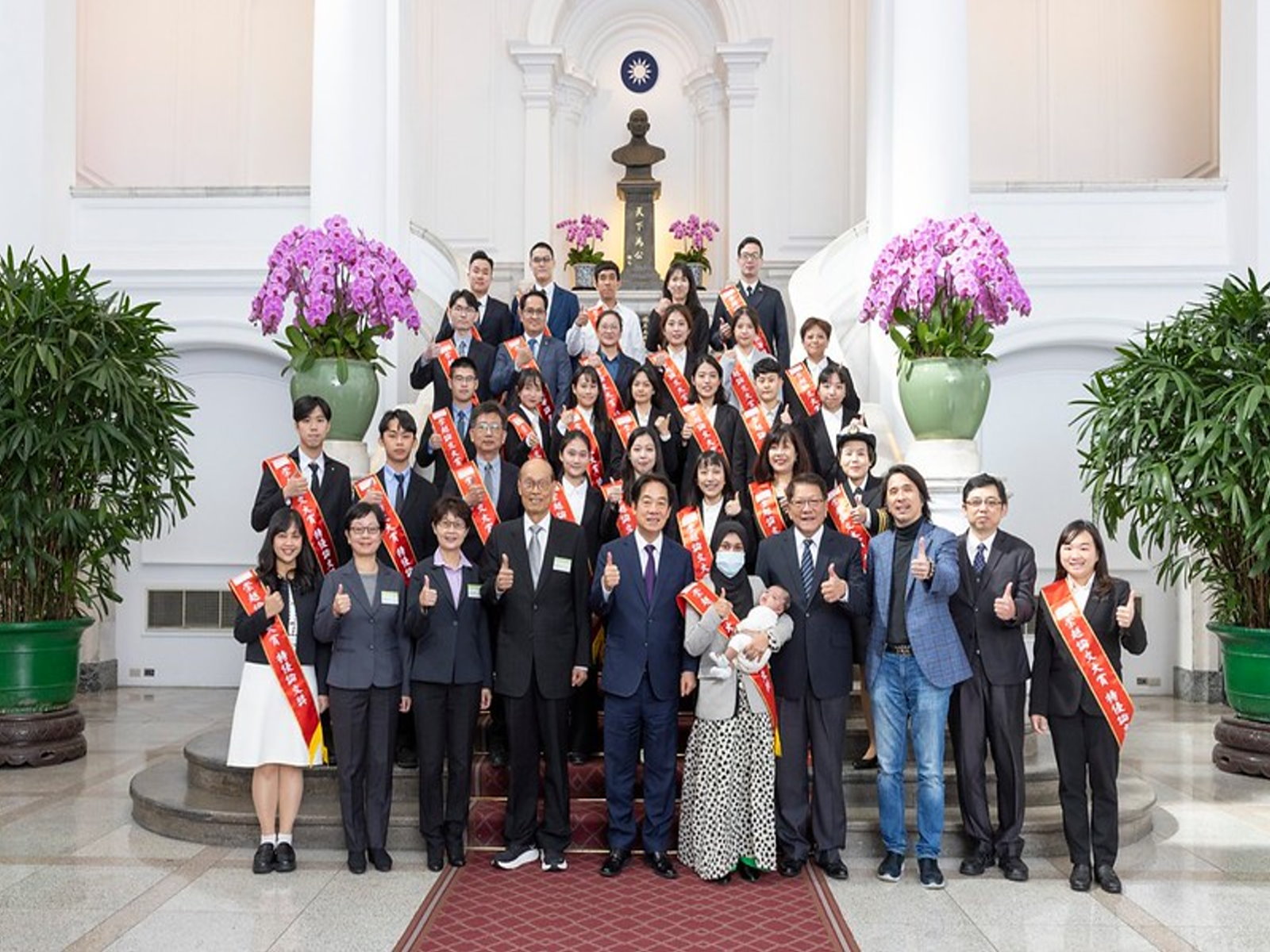 賴總統接見崇越論文得獎學生 盼提升國家整體競爭力