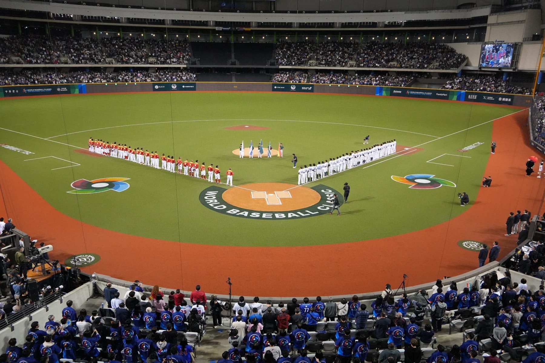 長榮航空擔任「WBC資格賽」官方指定航空 總經理孫嘉明開球