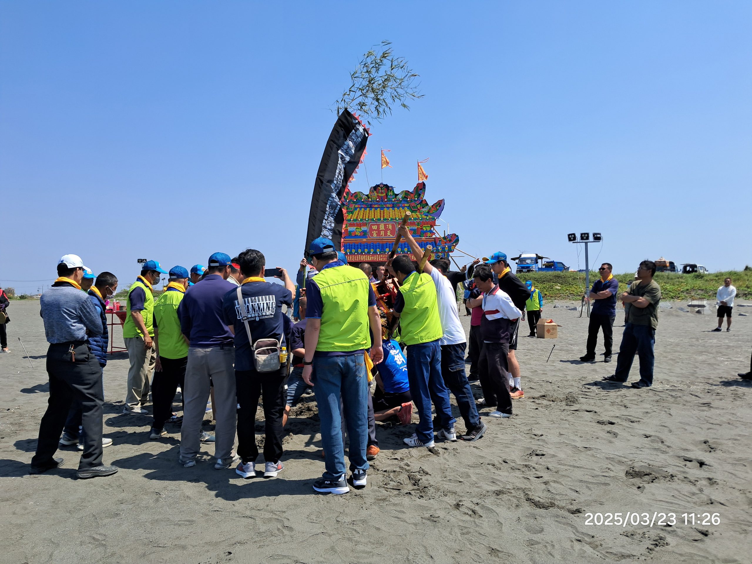 橋頭天月宮頂鹽媽安壇插旗 為進香活動做準備