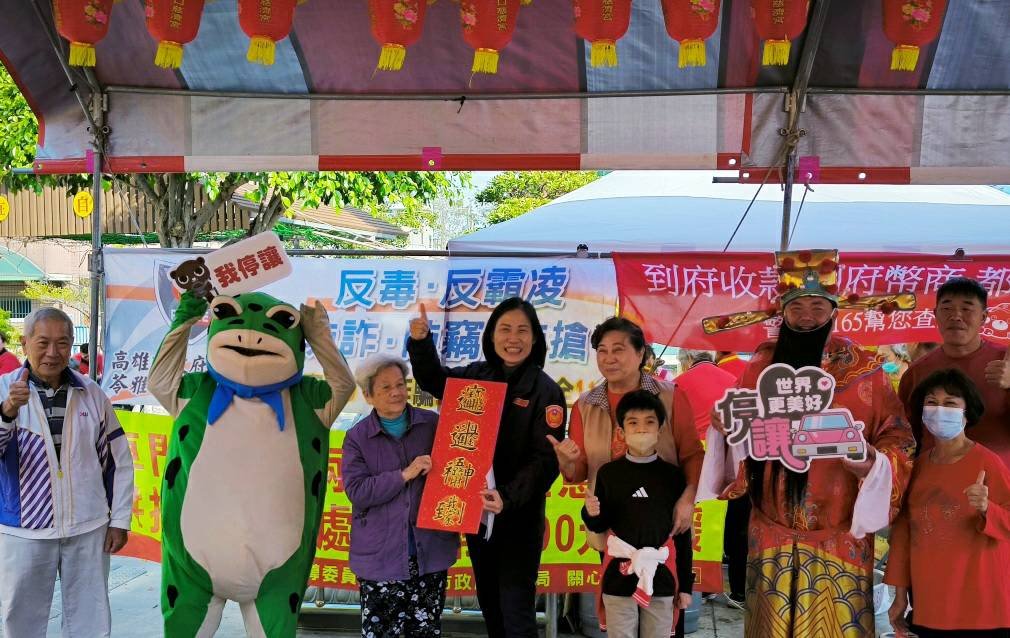苓雅福德警重視治安交通 廟埕宣導反應熱烈