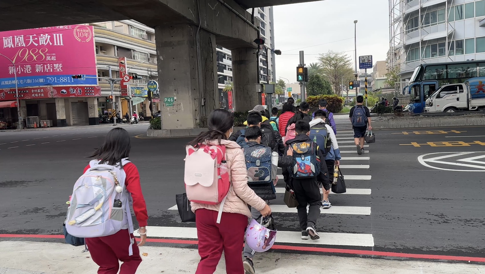 保護行人再升級 高雄首度導入「行人分段穿越」設計