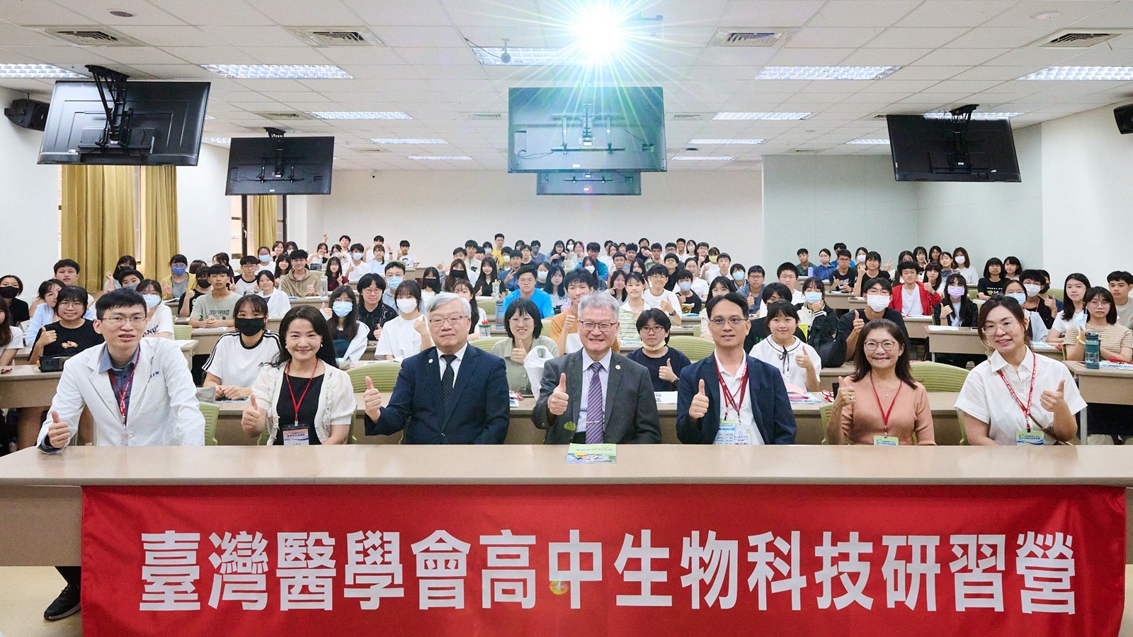 全台150名高中生齊聚中山醫 參與2025生物科技研習營