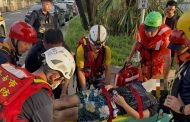 戲水民眾驚遭浪捲 海巡人員下水救援將受困民眾帶離險境
