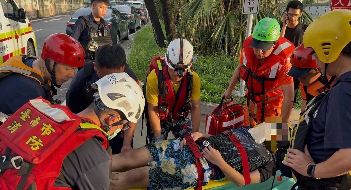 戲水民眾驚遭浪捲 海巡人員下水救援將受困民眾帶離險境