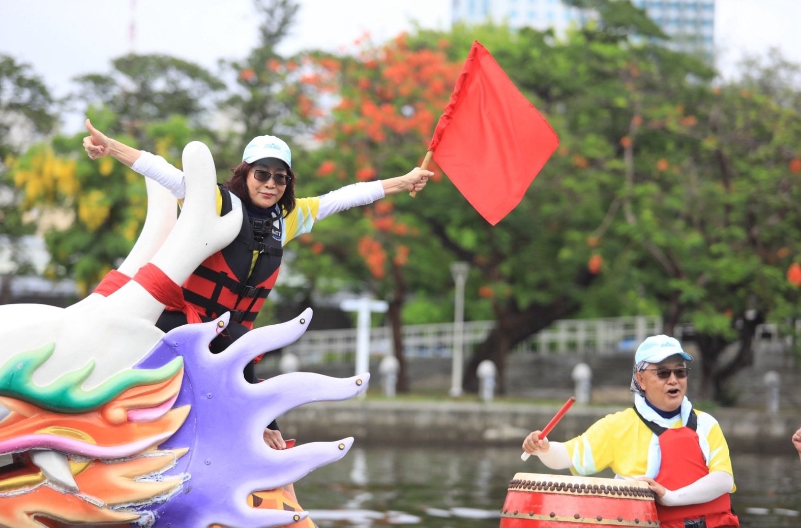 目標達陣！ 康議長率議會龍舟隊勇奪國際友誼賽冠軍
