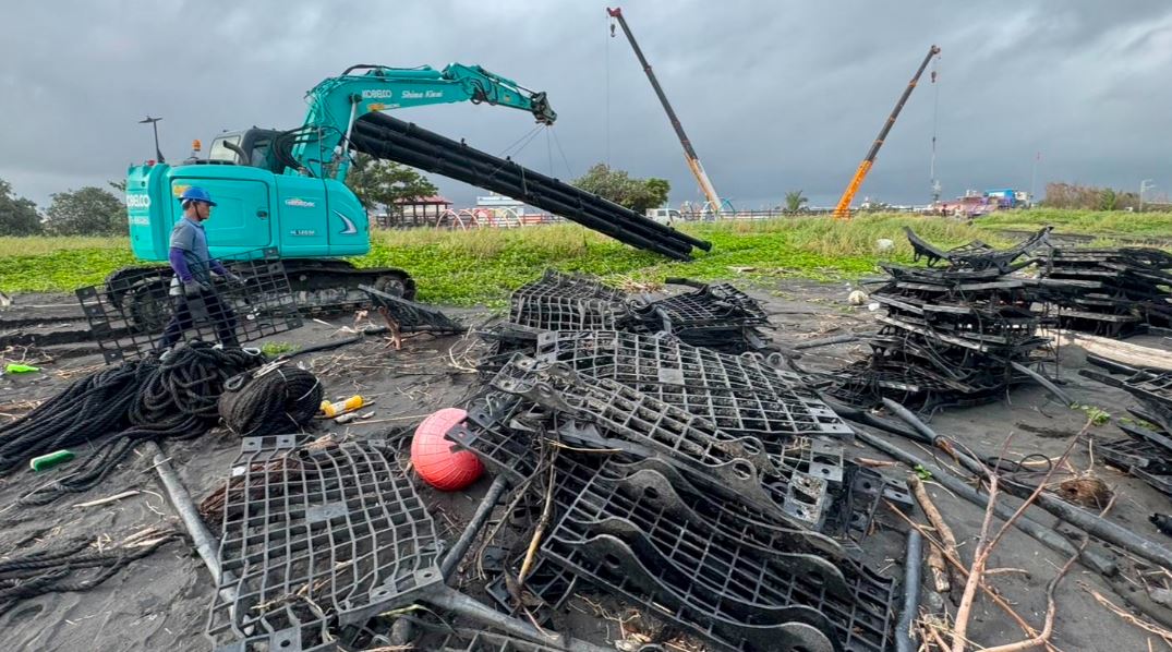 光電浮台、滯洪池光電板未清完 能源署︰天候不穩影響清理進度