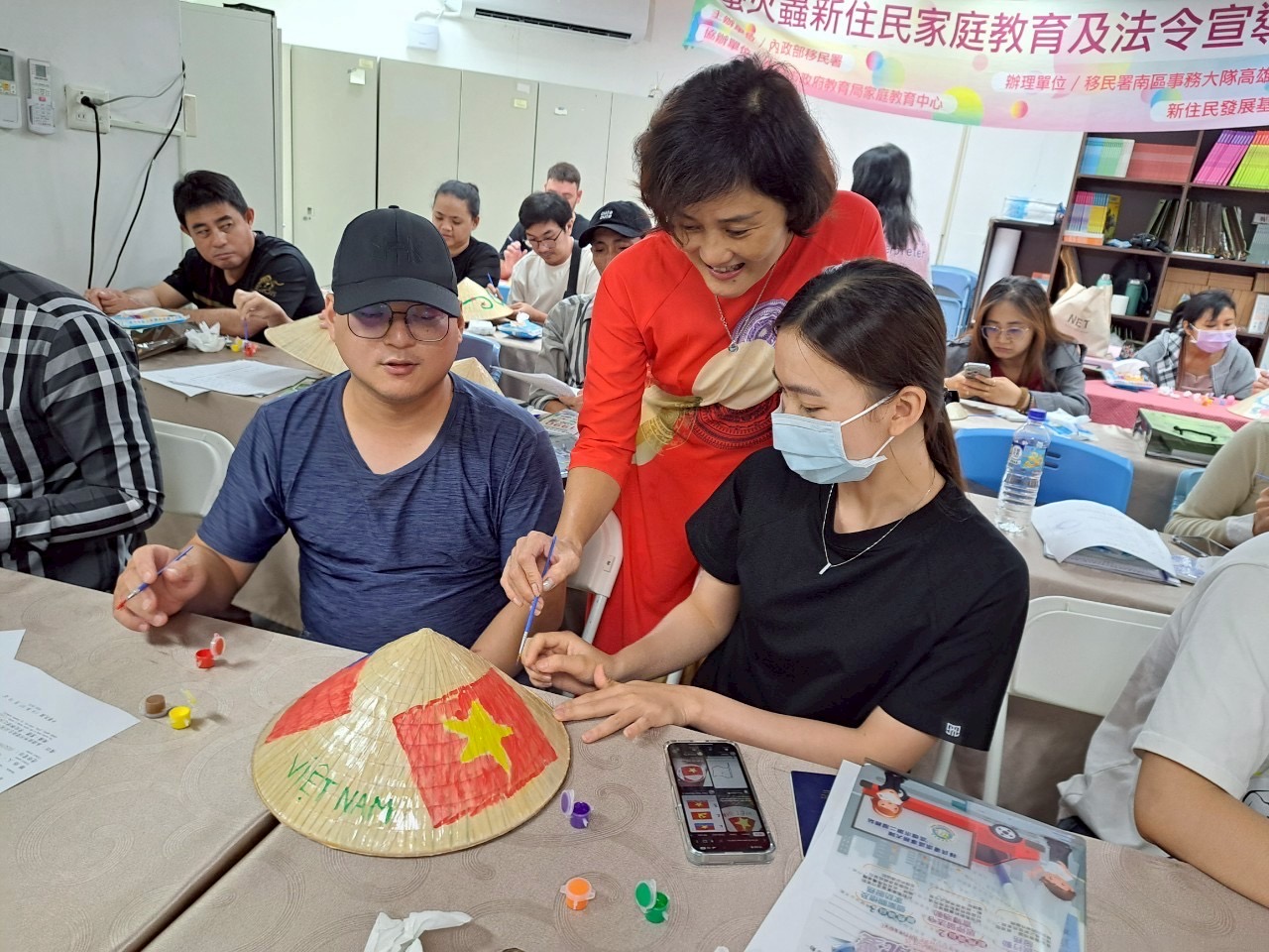 移民署高市二站展示彩繪斗笠成果多元文化課程 體驗越南風情