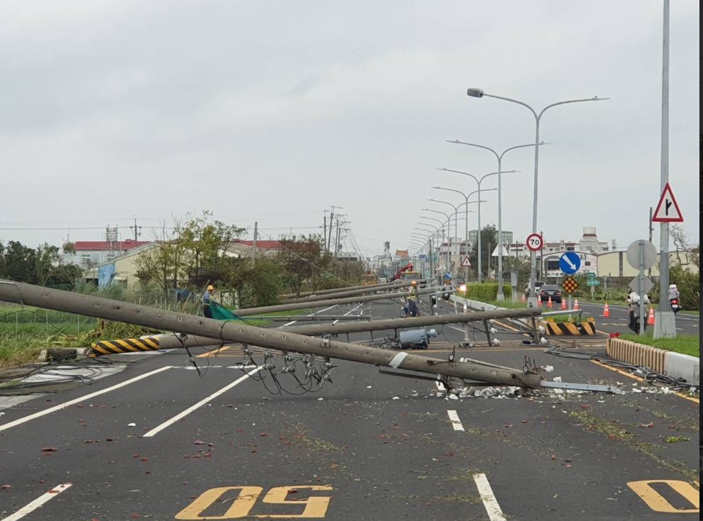 近2500支電桿倒成「骨牌陣」台電動員全台人力拚嘉南復電