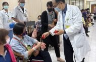 市立岡山醫院慶祝25周年 分送紅蛋給看診民眾分享喜悅