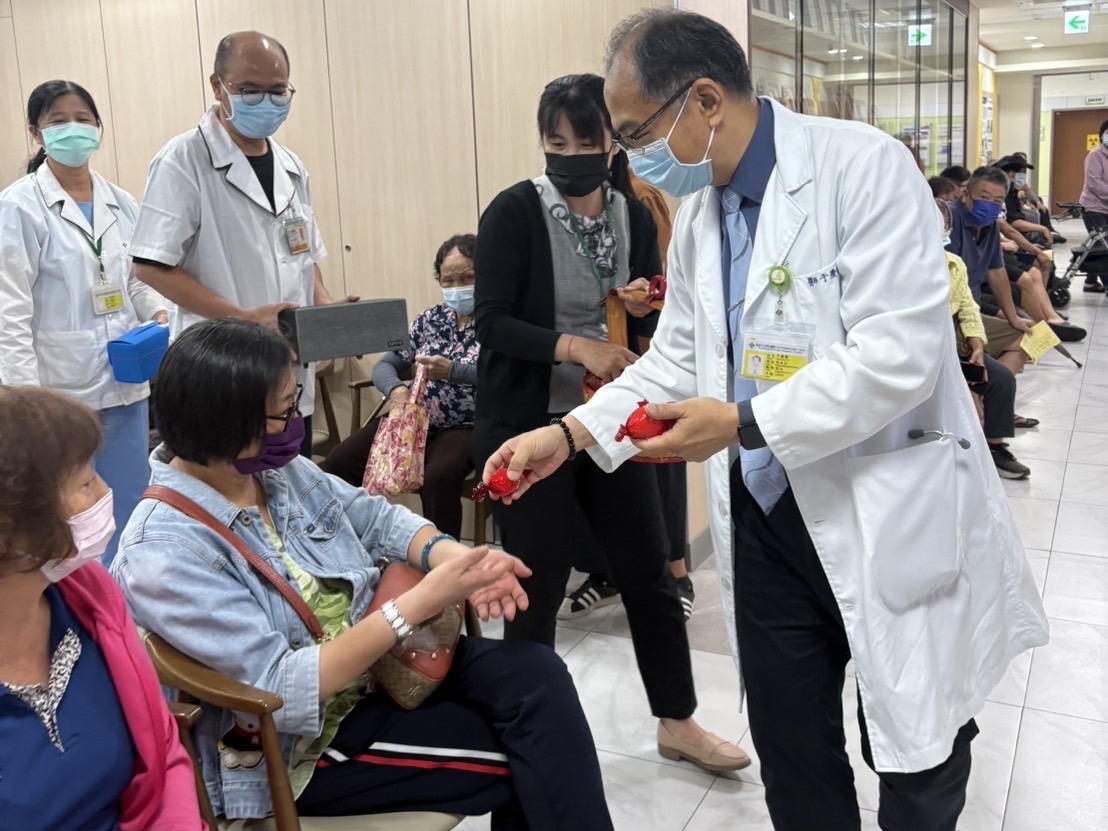 市立岡山醫院慶祝25周年 分送紅蛋給看診民眾分享喜悅