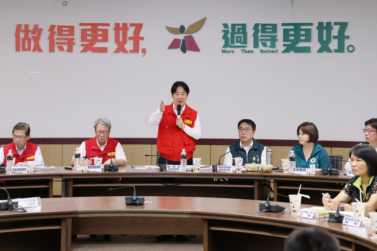 賴總統視察災後復原指揮所　關心災戶向災民致歉