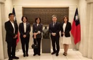 高市議長康裕成拜會駐日代表李逸洋 談深化台日交流