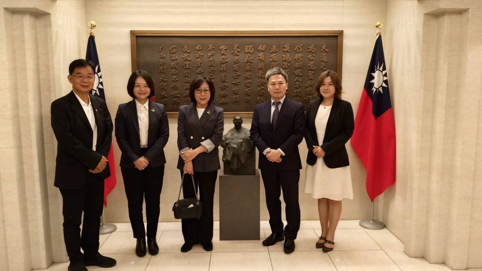 高市議長康裕成拜會駐日代表李逸洋 談深化台日交流