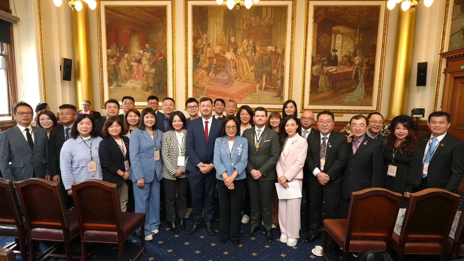 高市議長康裕成率團訪英 觀賞愛丁堡軍樂節文化盛典