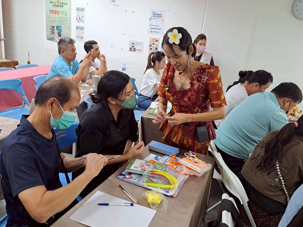 移民署多元文化課程不「柬」單 手作花環展現創意 | 台灣新聞網