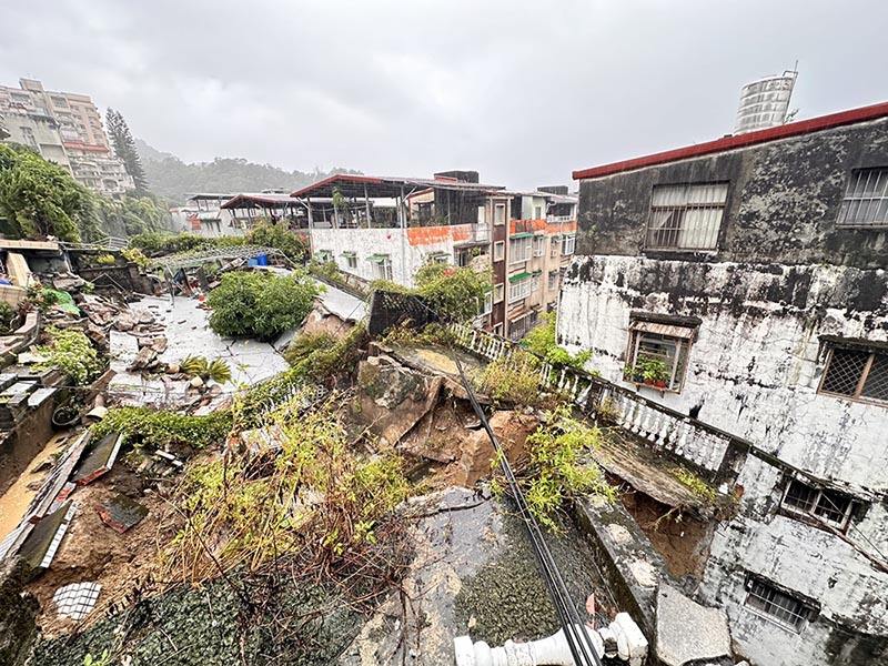 豪雨釀災 新北新店社區擋土牆坍塌急撤108人