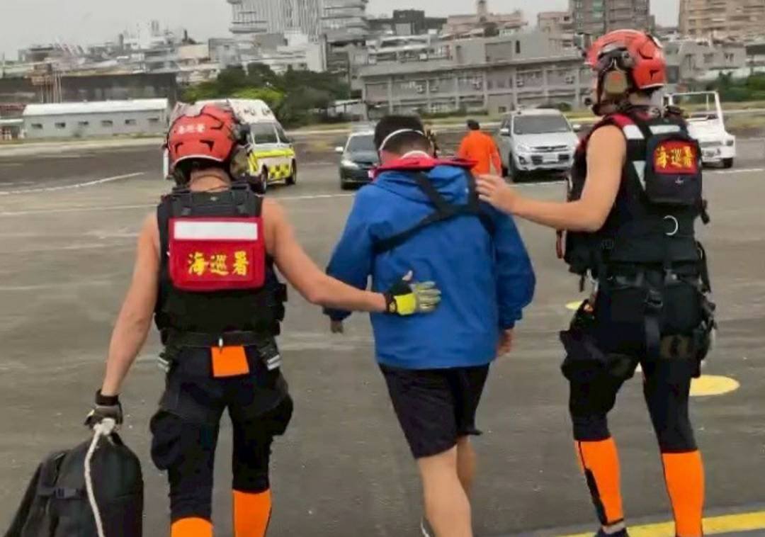 臺籍化學輪船員身體不適 海巡空勤馳騁救援送醫
