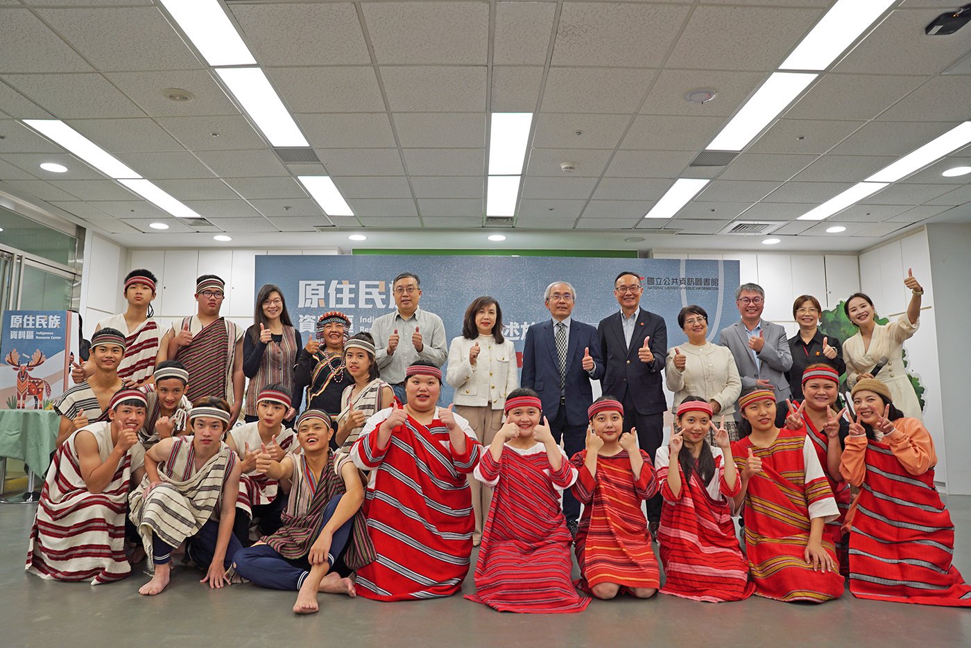 國資圖打造新型態「原住民族資料區」 展出臺灣原住民族服飾工藝之美