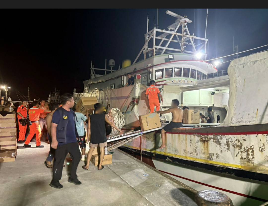 海巡尋蹤覓跡攔1車破3船 一舉查獲市值逾一億私菸