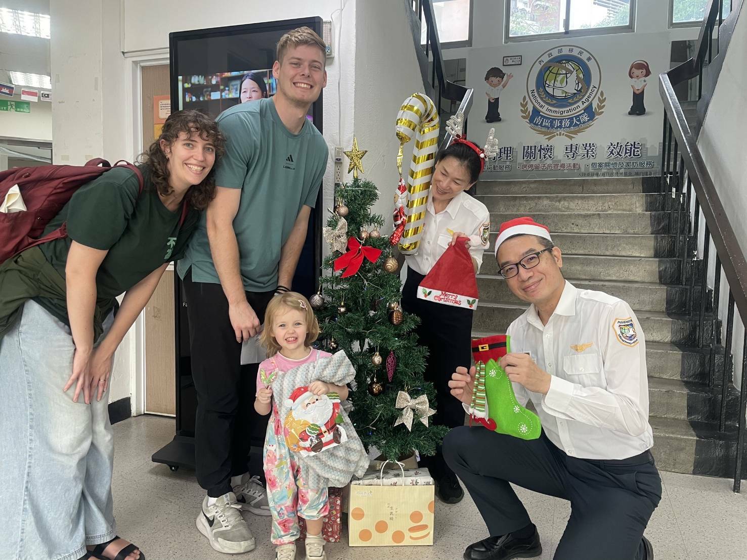高雄移民署溫馨布置聖誕風 洽公民眾心暖開懷