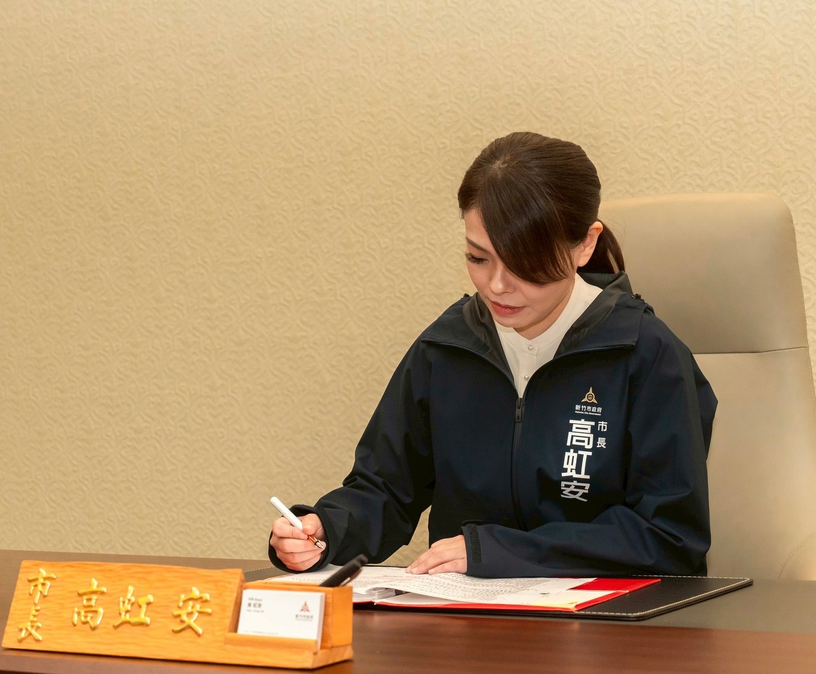 高虹安復職首日立即拍板 調升警察、消防人員相關加給