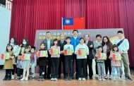 吳清基返鄉頒發清寒獎學金 24年嘉惠超過1800位學生