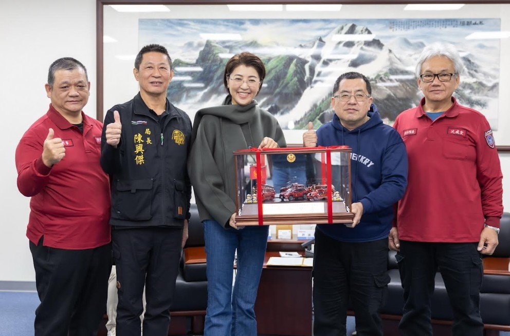 善心捐贈救護、救災指揮車 許淑華回贈紀念小車致謝