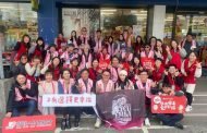 老五老基金會辦陪同購物行動 志工陪12位長輩採買年節物資