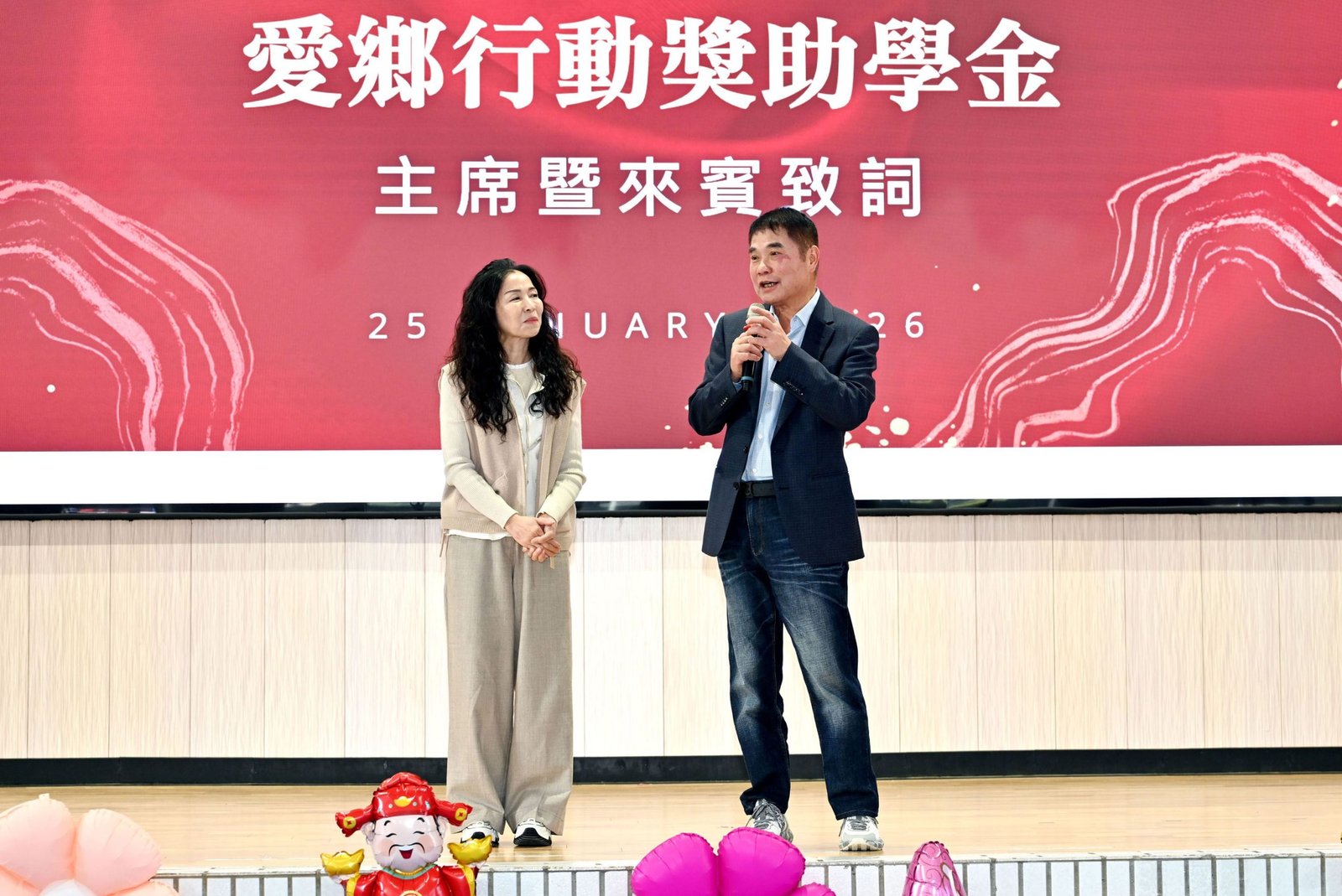 鍾東錦伉儷頒發「愛鄉行動獎助學金」 承諾會持續捐錢助學「一輩子」
