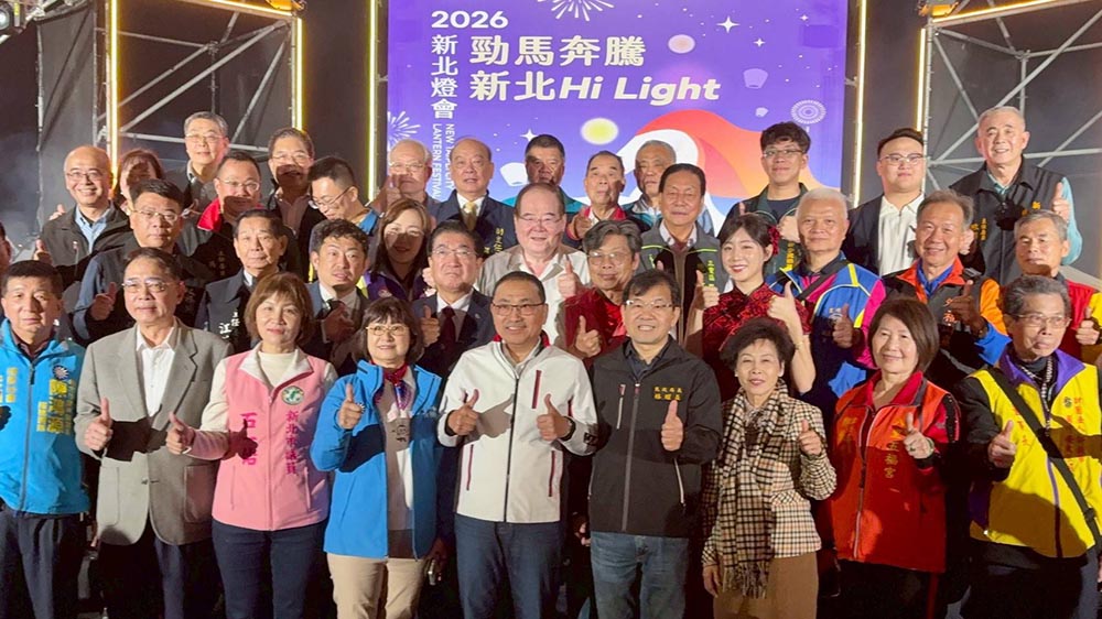 新北燈會隆重點燈 嗨玩大都會公園夢幻遊樂場