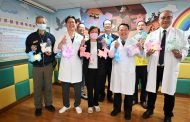 王惠美關懷住院病童 歡樂跳跳馬提燈陪伴過新年