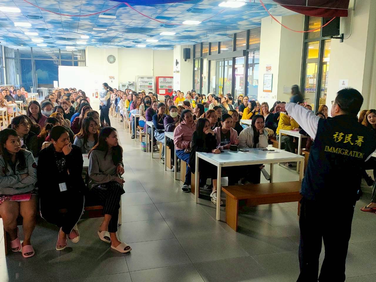 移民署春節暖心關懷移工 拒詐騙守平安