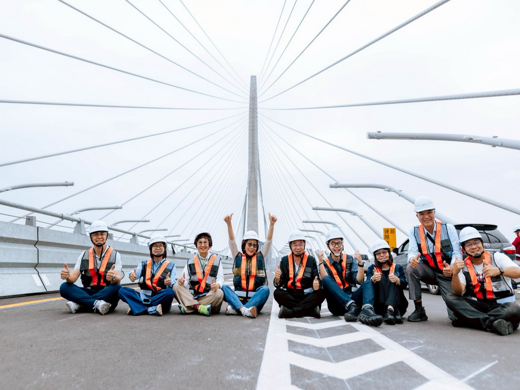 高雄市議長康裕成北上考察淡江大橋 借鏡擘劃高雄百年交通藍圖