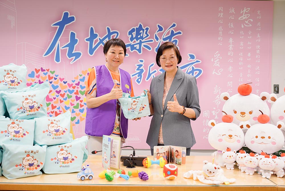 新北市弘揚孝道促進會捐育兒寶貝袋 陪伴新生兒「平安熊大漢」
