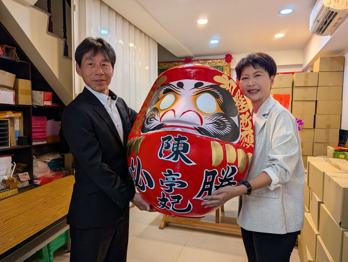 高崎市農政團隊訪台南 贈達摩力挺陳亭妃成台南首位女市長