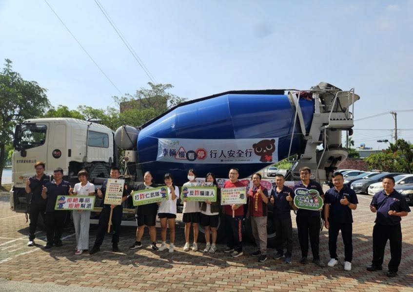 仁武警攜手貨運業者深入校園宣導 學生體驗大型車視角強化「防禦駕駛」觀念