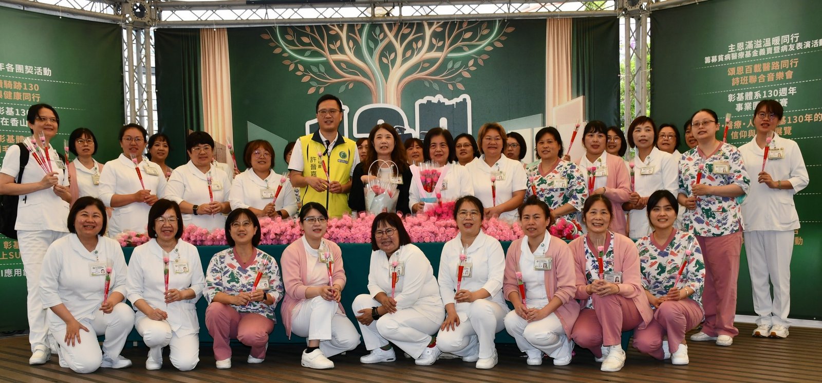國際護師節前 彰化市公所贈護理人員香皂花賀節