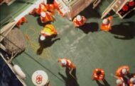 台灣籍船長疑似中風 海巡聯勤吊掛送醫