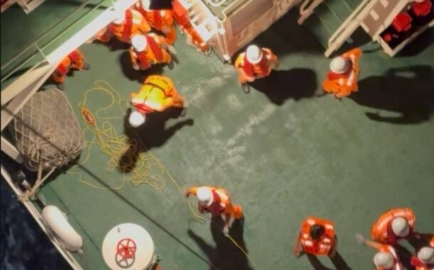 台灣籍船長疑似中風 海巡聯勤吊掛送醫