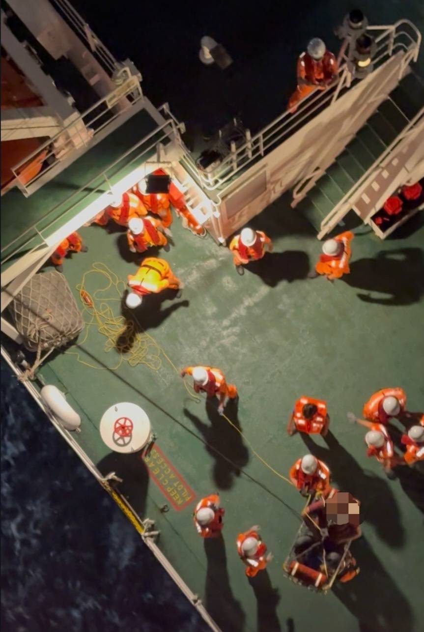 台灣籍船長疑似中風 海巡聯勤吊掛送醫