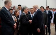 川普結束訪中行程搭機返美  中國外交部長王毅送機