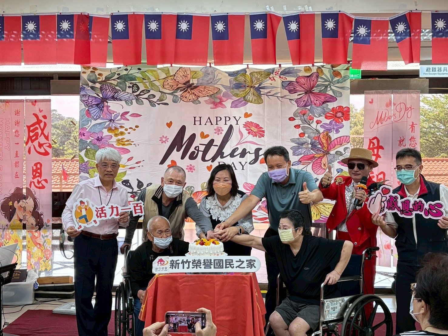 駿馬吉羊療癒長輩 新竹榮家導入動物互動添溫情