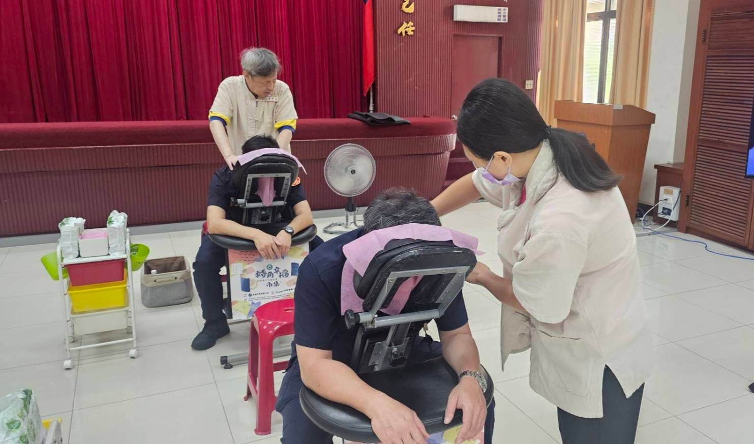 高市警局攜手勞工局與慶聯舉辦視障按摩 暖心紓壓迎警察節