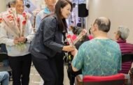 高虹安赴宜德護理之家贈康乃馨 傳遞「健康樂活・從齒幸福」理念
