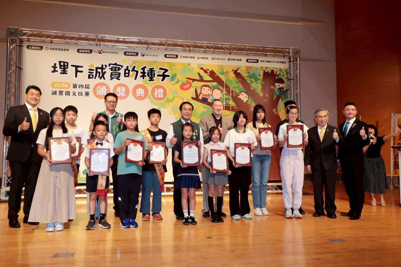 黃偉哲表揚誠實徵文比賽獲獎學子 期盼明年全市校校都參與