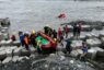 高雄荖濃溪暴漲！2人受困沙洲 高屏消防聯手、義消冒險操艇神救援